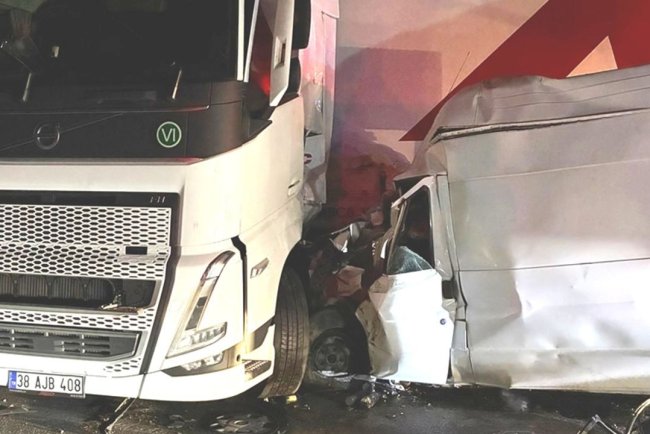TAG Otoyolu'nda tırla minibüsün çarpışması sonucu 1 kişi öldü, 1 kişi yaralandı