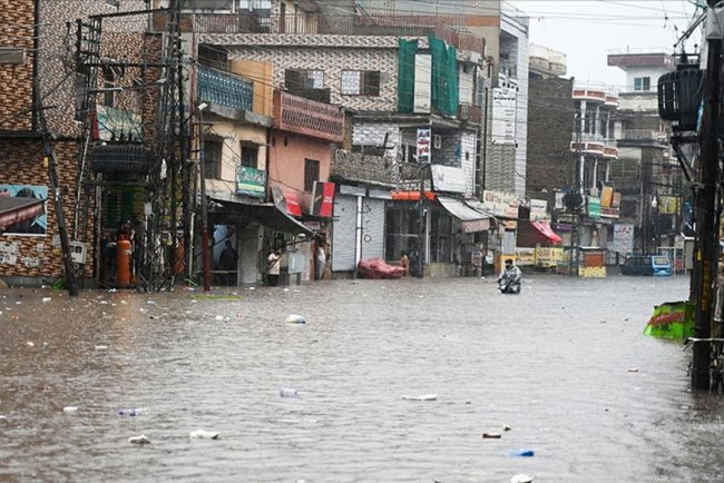 Pakistan'da etkili olan muson yağmurları sonucu ölenlerin sayısı 299'a yükseldi