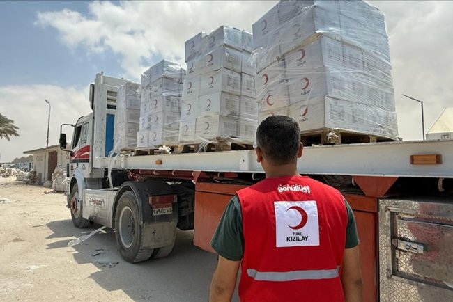 Türk Kızılay'ın Gazze'ye gıda malzemesi taşıyan 165 tırı Refah Sınır Kapısı'ndan geçmeye başladı
