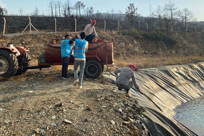Diyanet personelinin yangınla mücadelesine tam not