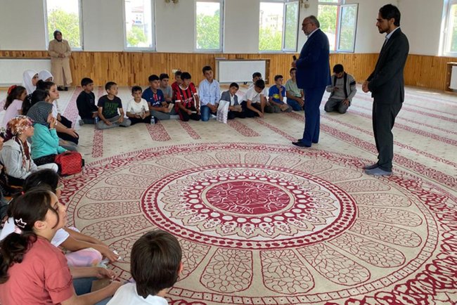 Çıldır'da camiye gelen çocuklar bilgide yarıştı