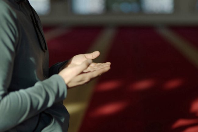 Kunut duaları okunuşu: Allâhümme İnnâ nesteînüke ile Allâhümme İyyâke na‘büdü duası faziletleri