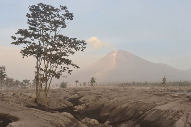 Endonezya'daki Semeru Yanardağı'nda 2 patlama meydana geldi