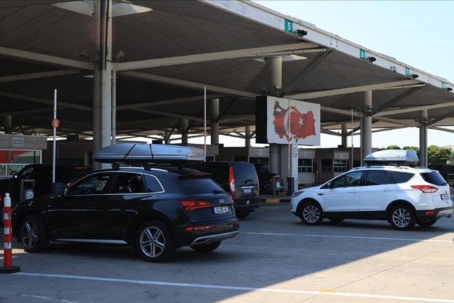 Gurbetçiler sınır kapılarından beklemeden geçiyor