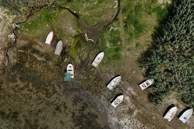 Su miktarı "kritik" seviyenin altına düşen Sapanca Gölü'ndeki kalıntılar ortaya çıktı