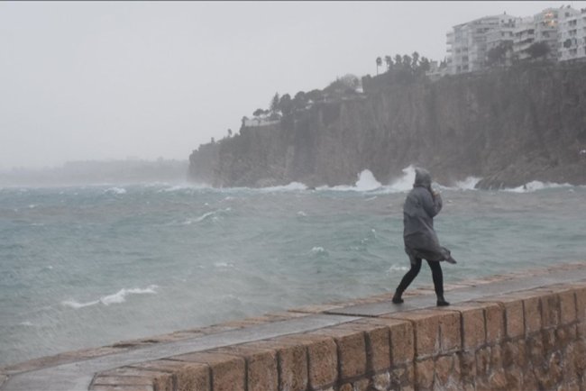 Meteorolojiden 4 il için kuvvetli rüzgar ve fırtına uyarısı