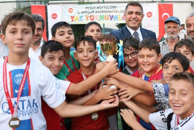 Yaz Kur'an Kursları şampiyonu kupayı Vali Aslan'ın elinden aldı