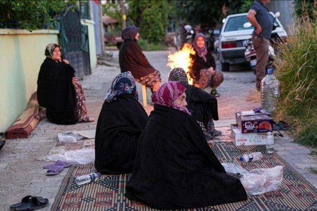Balıkesir Sındırgı merkezli depremlerin hasara neden olduğu mahallelerin sakinleri geceyi sokakta geçirdi