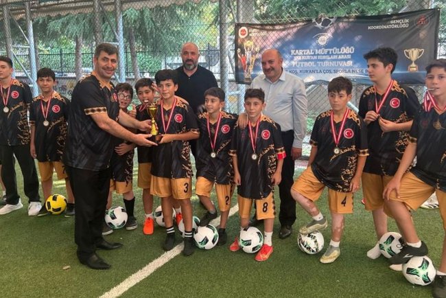 Kartal'da gençler futbol turnuvasında buluştu