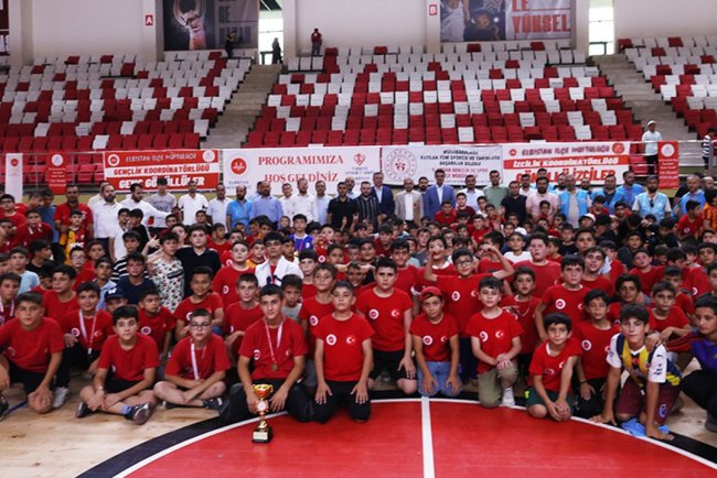 Elbistan'da öğrenciler şenlikle veda etti