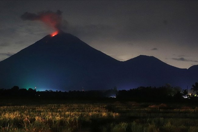 Endonezya'da Semeru ve Lewotobi Laki-Laki yanardağlarında patlama oldu