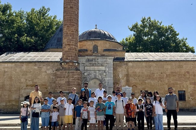 Kur'an kursu öğrencileri, memleketlerinin tarihi ve kültürel mekanlarını tanıyor