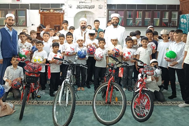 Bağlar'da çocuklar camide buluştu iyilikte yarıştı