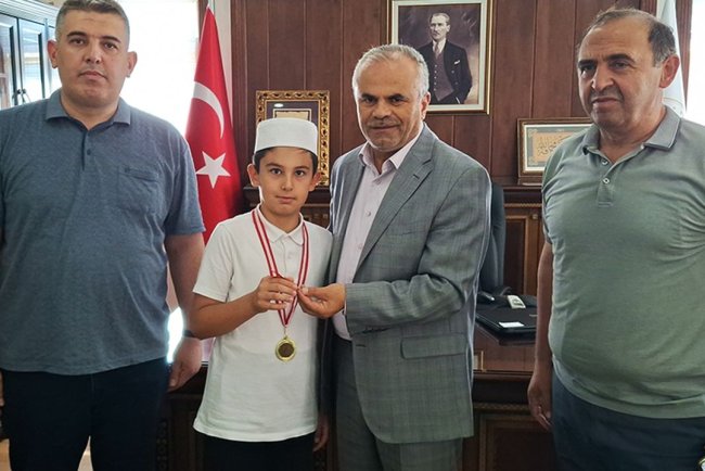 Kur'an yarışmasının birincisi ödülünü Gazzeli çocuklara bağışladı