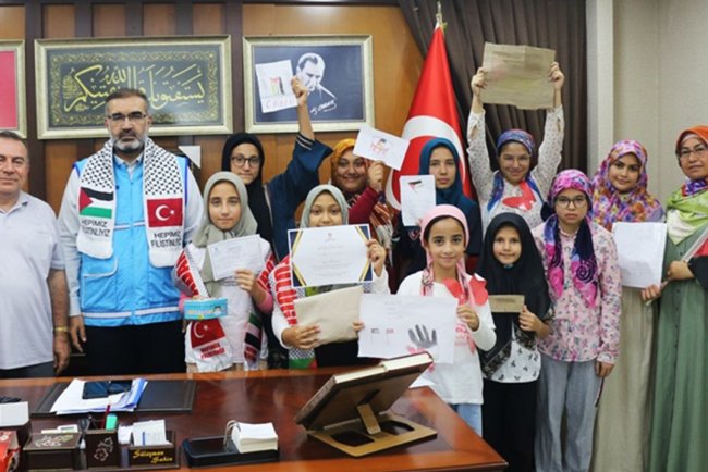 Adana'da Kur'an kursu öğrencileri biriktirdikleri parayı Filistin'e bağışladı