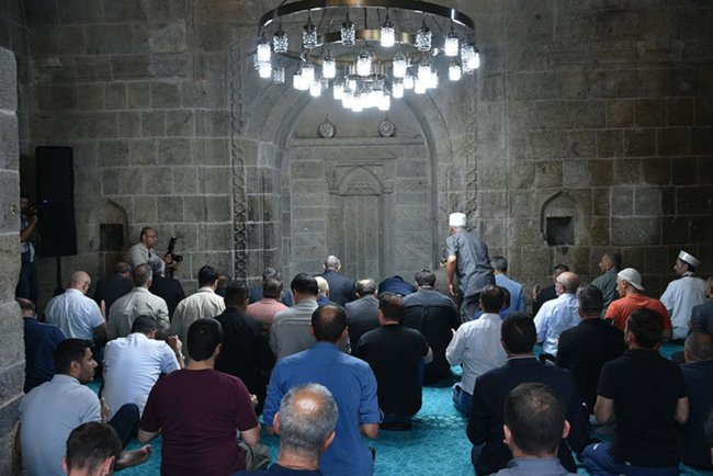 Erzurum'un ilk mescidinde 9 yıl sonra toplu namaz kılındı