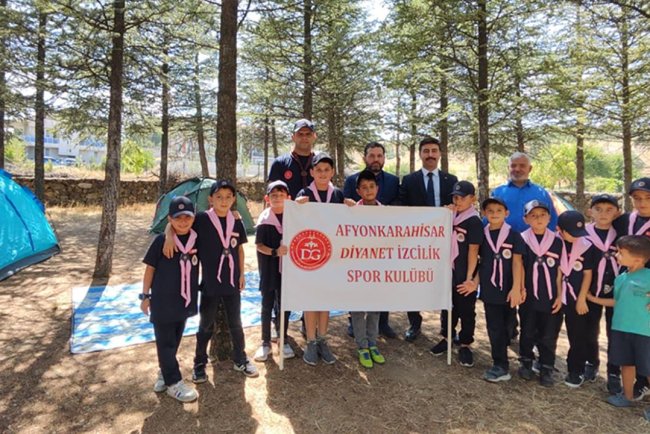 Hocalar Kaymakamı Altunkaynak, Diyanet izcileriyle kampa girdi