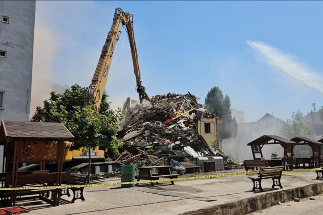 Sındırgı’da ağır hasarlı binaların yıkımı sürüyor