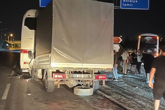 Afyonkarahisar'da kamyonetin yolcu otobüsüne çarpması sonucu 7 kişi yaralandı