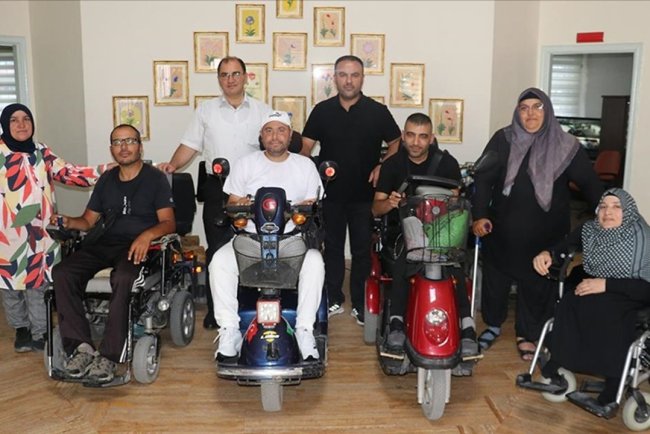 Sivas'ta bedensel engelliler "ebru kursu" ile hayata tutunuyor