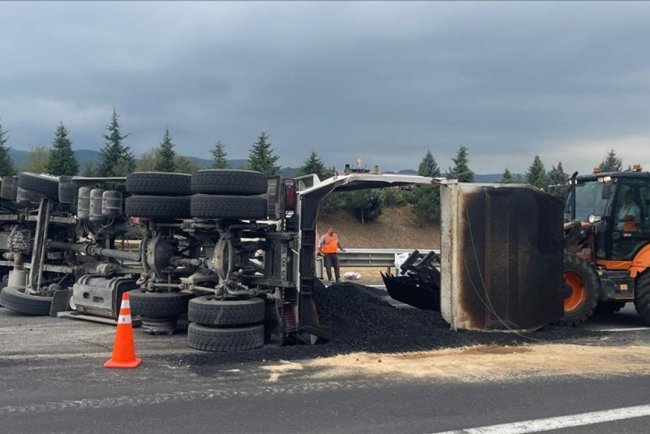 Anadolu Otoyolu'nun Bolu Dağı kesiminde kamyon devrildi, İstanbul yönü ulaşıma kapandı