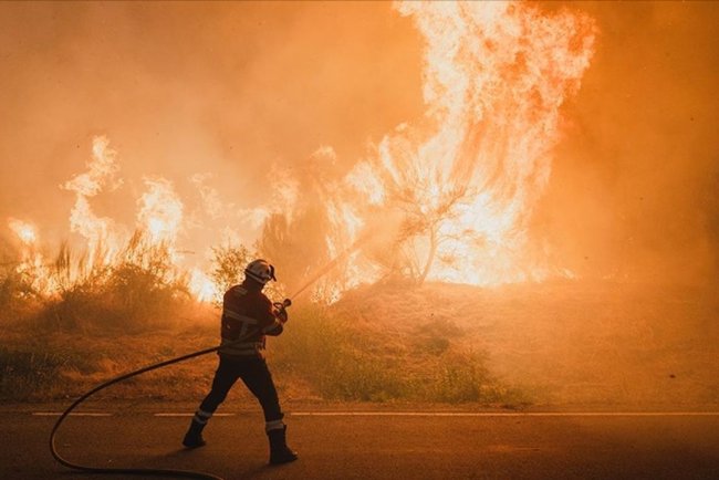 İspanya 30 ve Portekiz 6 noktadaki orman yangınlarıyla mücadeleye devam ediyor