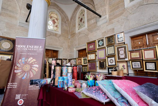 Üsküdar Valide-i Cedid Camii'nin avlusu sanat galerisine dönüştü