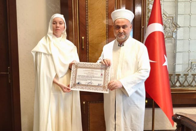 Polonyalı Martyna Adana’da Müslüman oldu