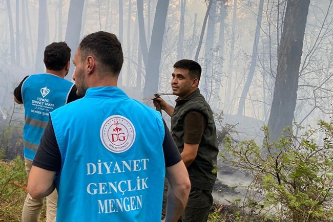 Mengen'de din görevlileri yangın söndürme çalışmalarına destek veriyor