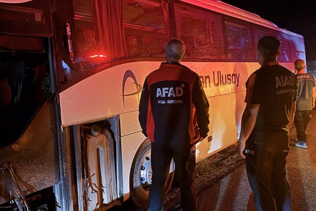 Kayseri'de yolcu otobüsünün orta refüjdeki ağaçlara çarptığı kazada 1 kişi öldü, 13 kişi yaralandı
