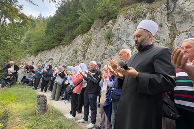 Bosna Hersek'teki savaşta 33 yıl önce kurşuna dizilen 224 sivil dualarla anıldı
