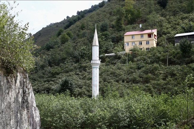 Camisi sel sularına kapılan minare afetin izlerini taşıyor