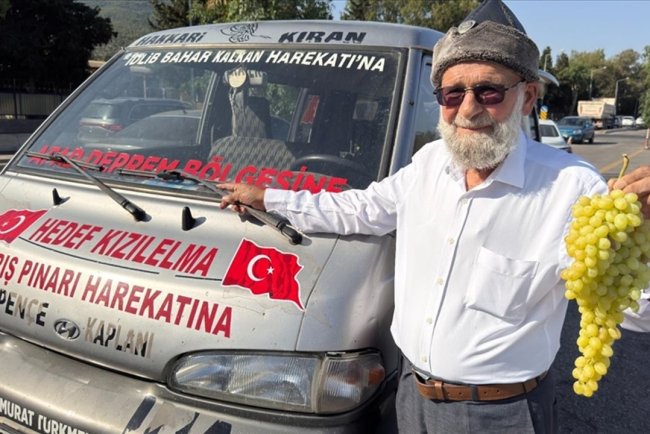 Denizlili "Elmacı Dede" bu kez İzmir'deki Mehmetçiğe üzüm getirdi