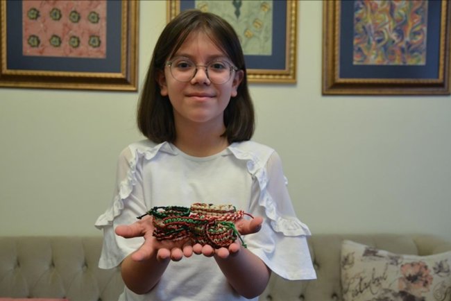Konyalı 9 yaşındaki Zeynep, ördüğü bilekliklerle Gazze'ye destek olmaya çalışıyor