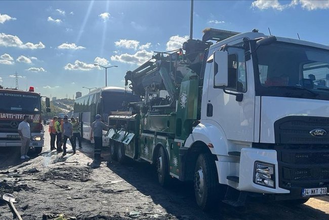 Küçükçekmece TEM Otoyolu'ndaki zincirleme kazada 1 kişi hayatını kaybetti