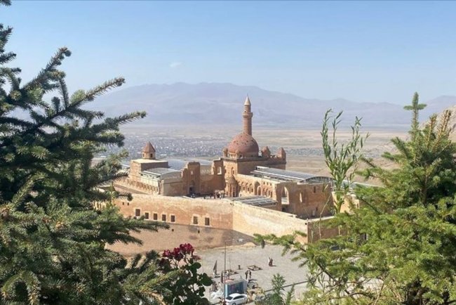 İshak Paşa Sarayı yaz tatilinde yurdun dört bir yanından ziyaretçi ağırlıyor