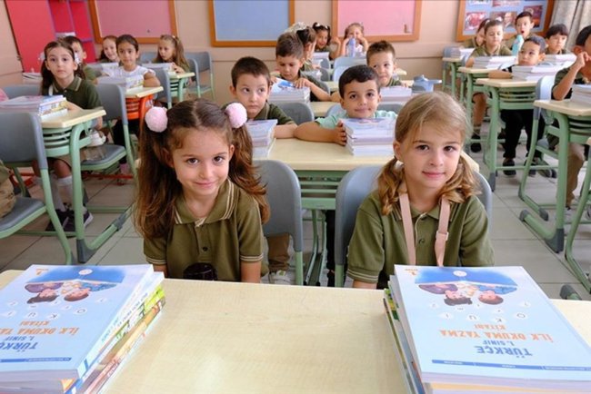 Minik öğrencilerin okul sıralarındaki yolculuğu "uyum" ile başlayacak