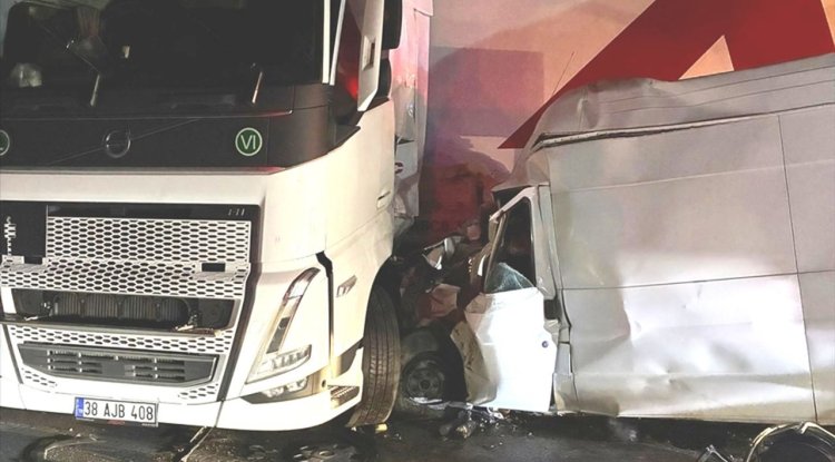 TAG Otoyolu'nda tırla minibüsün çarpışması sonucu 1 kişi öldü, 1 kişi yaralandı