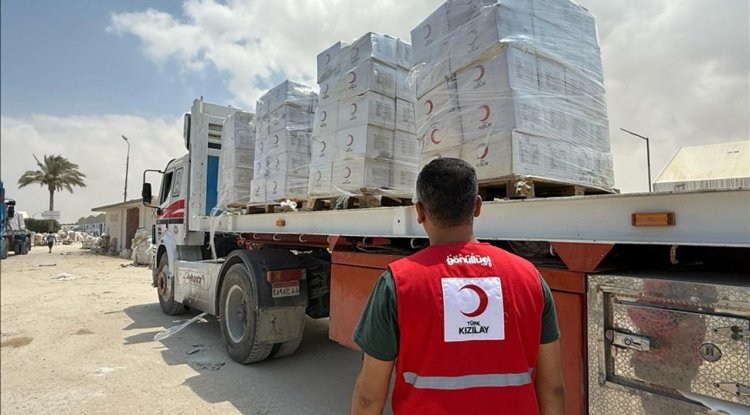 Türk Kızılay'ın Gazze'ye gıda malzemesi taşıyan 165 tırı Refah Sınır Kapısı'ndan geçmeye başladı