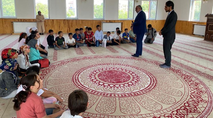 Çıldır'da camiye gelen çocuklar bilgide yarıştı