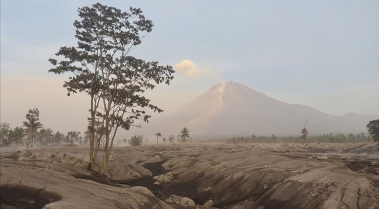 Endonezya'daki Semeru Yanardağı'nda 2 patlama meydana geldi