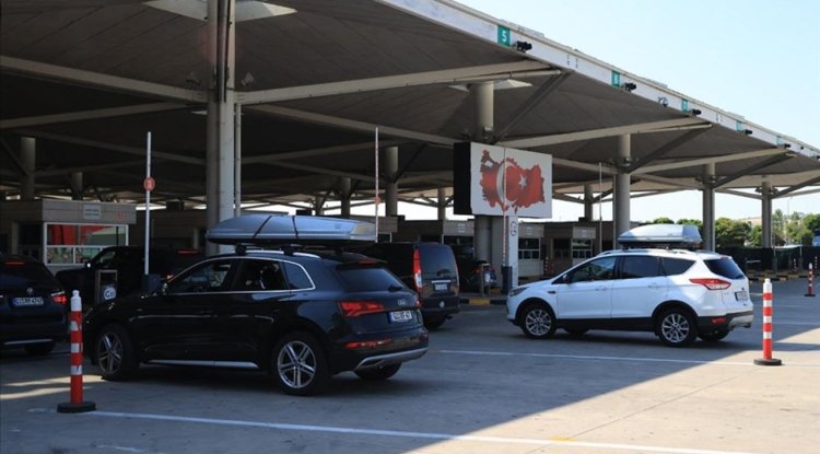 Gurbetçiler sınır kapılarından beklemeden geçiyor