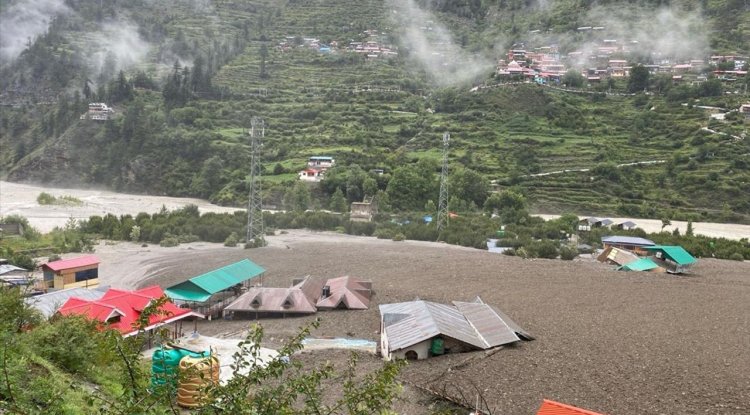Hindistan'da 4 kişinin ölümüne neden olan heyelanda yaklaşık 100 kişi kayboldu