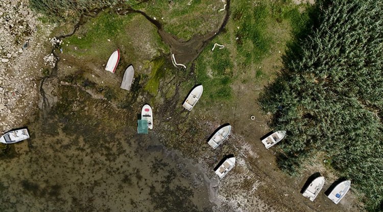 Su miktarı "kritik" seviyenin altına düşen Sapanca Gölü'ndeki kalıntılar ortaya çıktı