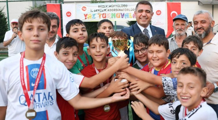 Yaz Kur'an Kursları şampiyonu kupayı Vali Aslan'ın elinden aldı