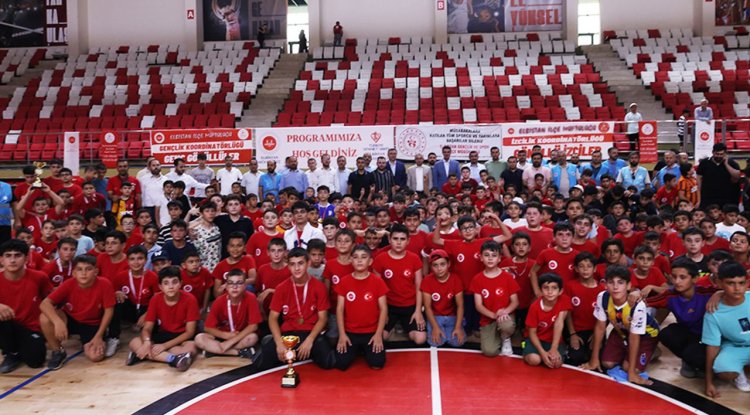 Elbistan'da öğrenciler şenlikle veda etti