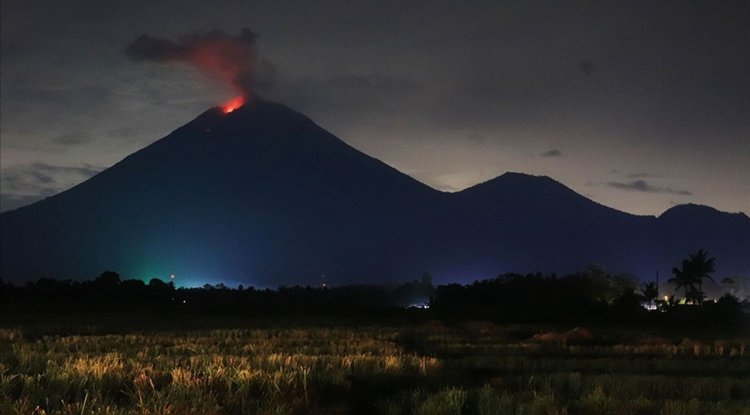 Endonezya'da Semeru ve Lewotobi Laki-Laki yanardağlarında patlama oldu