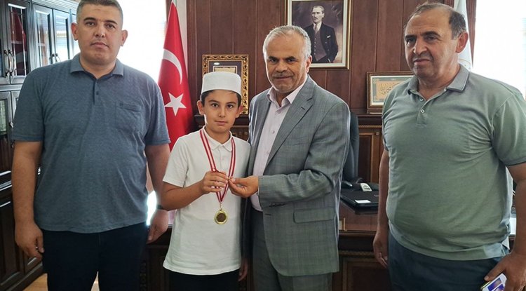 Kur'an yarışmasının birincisi ödülünü Gazzeli çocuklara bağışladı