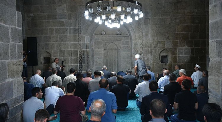 Erzurum'un ilk mescidinde 9 yıl sonra toplu namaz kılındı
