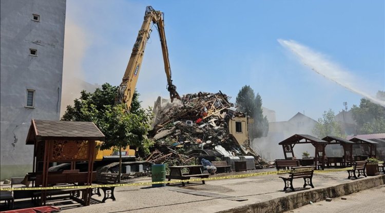 Sındırgı’da ağır hasarlı binaların yıkımı sürüyor